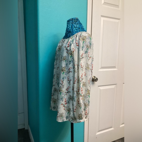 💥PRICE DROP💥 Floral Blouse - Picture 2 of 6